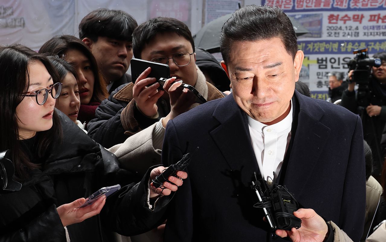 김병기 전 더불어민주당 원내대표가 12일 오후 서울 여의도 민주당사에서 열린 윤리심판원 회의에 출석하고 있다. 임현동 기자. 