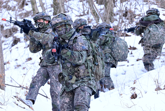  육군 6사단 장병들이 13일 강원 철원군 작전 지역에서 혹한기 훈련을 하고 있다. 연합뉴스