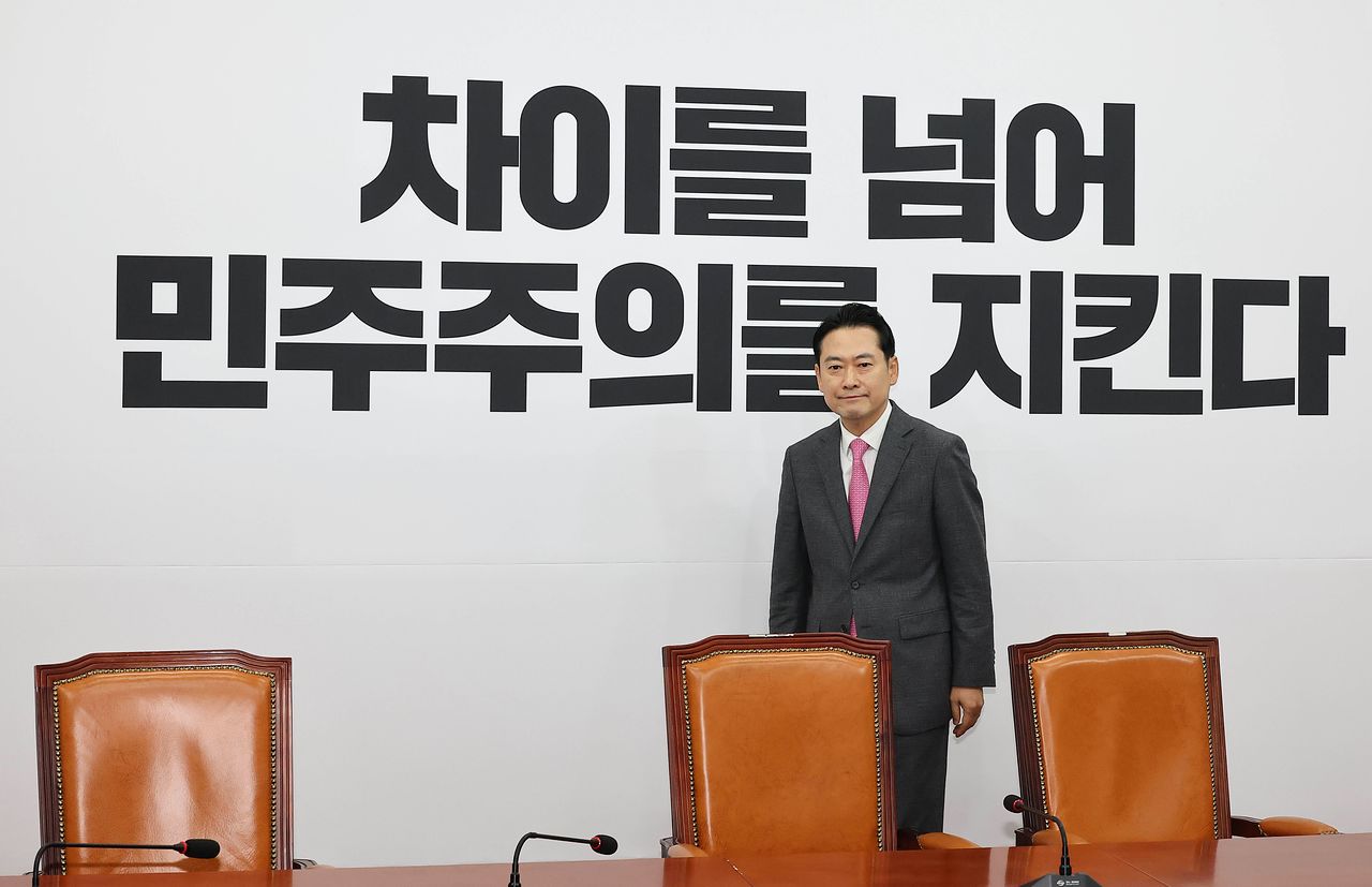 장동혁 국민의힘 대표가 13일 국회에서 이준석 개혁신당 대표를 기다리고 있다. 임현동 기자