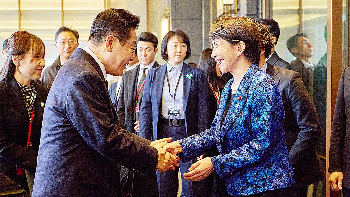 이재명 대통령이 13일 일본 나라현 회담장 앞에서 영접 나온 다카이치 사나에 일본 총리와 악수하고 있다.연합뉴스