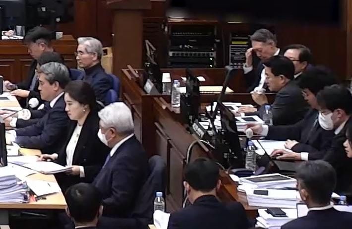 윤석열 전 대통령이 13일 오후 서울 서초구 서울중앙지방법원에서 진행된 내란 우두머리 혐의 2차 결심공판에서 손으로 이마를 매만지고 있다. 서울중앙지방법원 제공 영상 캡쳐. 뉴스1