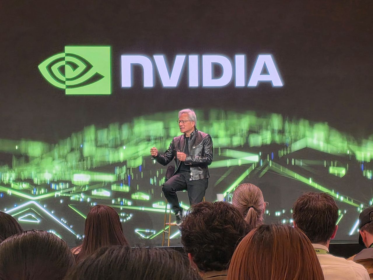 지난 6일(현지시간) 미국 라스베이거스 퐁텐블루 호텔에서 열린 ‘CES 2026 엔비디아 미디어 & 산업 애널리스트 Q&A’ 세션에서 젠슨 황 최고경영자(CEO)가 기자의 질문에 답변하고 있다. 라스베이거스=이가람 기자