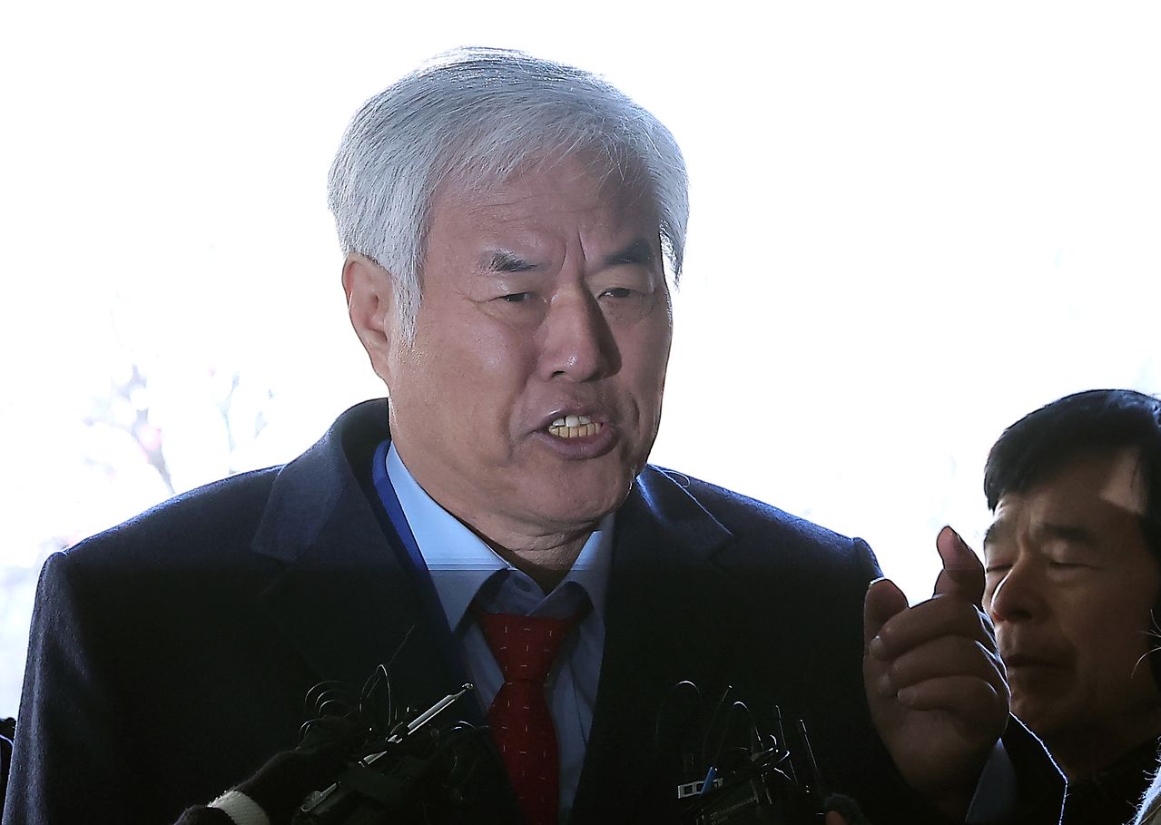 전광훈 사랑제일교회 목사가 13일 서울 마포구 서울서부지방법원에서 열린 구속 전 피의자 심문(영장실질심사)에 출석하며 취재진의 질문에 답하고 있다.  뉴스1