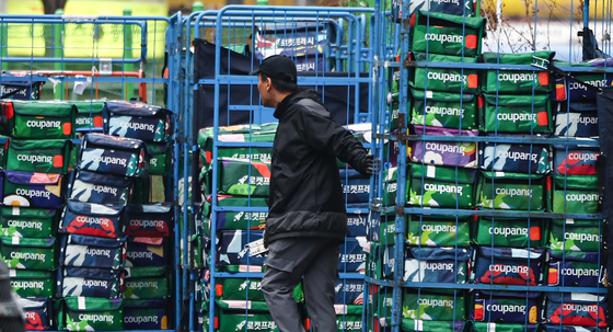 (서울=뉴스1) 김도우 기자 = 국회 과학기술정보방송통신위원회는 오는 17일 쿠팡 개인정보 유출 사태에 대한 청문회를 진행한다.  사진은 16일 서울 시내 한 쿠팡물류센터. 2025.12.16/뉴스1