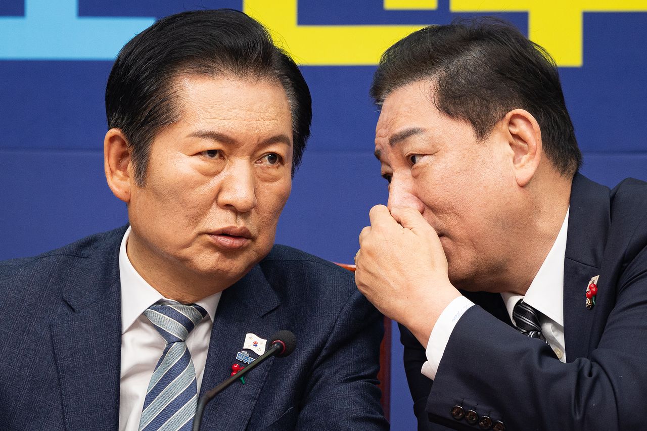 정청래 더불어민주당 대표(왼쪽)와 김병기 전 원내대표가 지난해 12월19일 서울 여의도 국회에서 열린 최고위원회의에서 대화하고 있다. 뉴스1