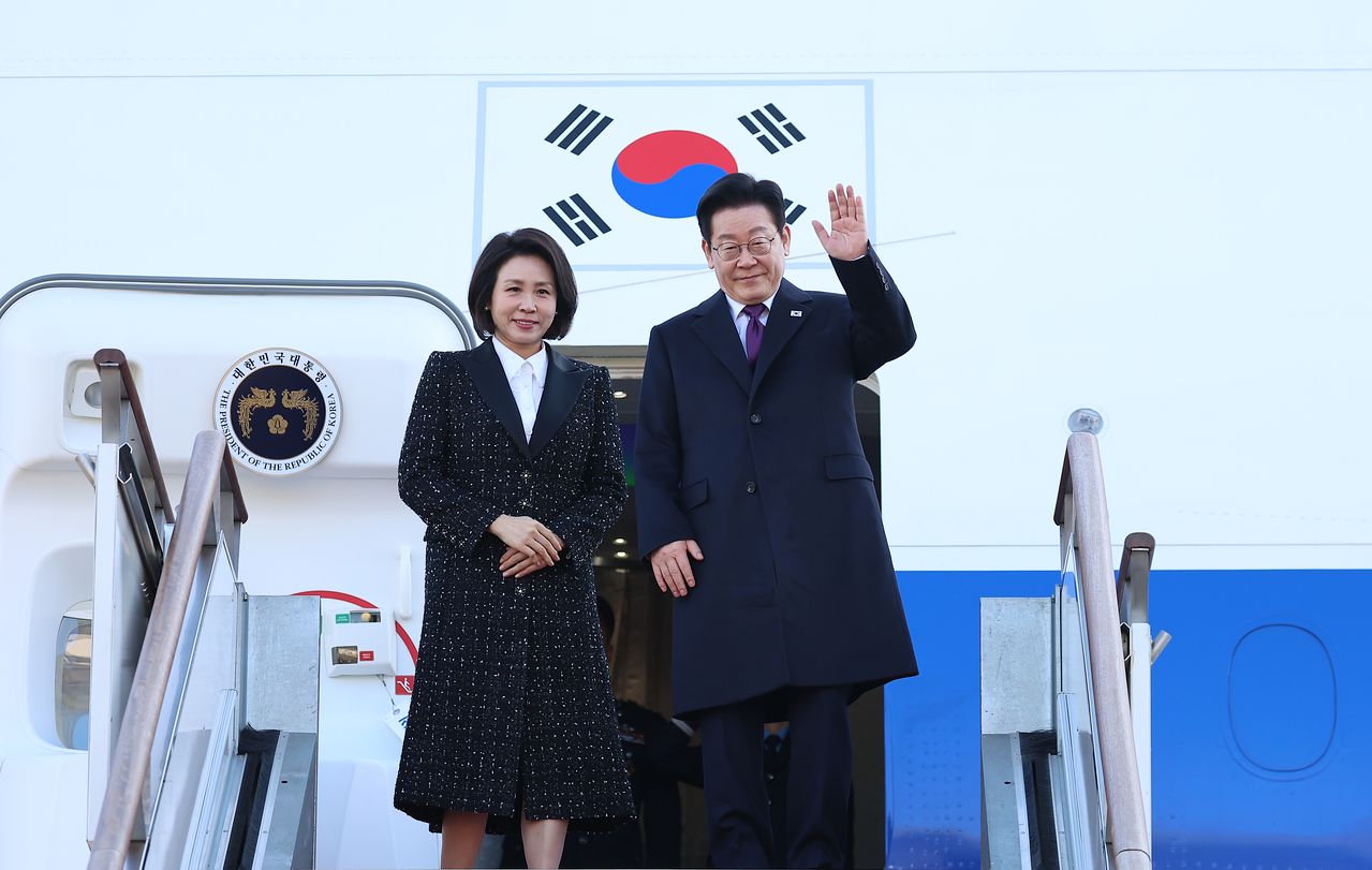 한일 정상회담을 위해 일본 나라현을 방문하는 이재명 대통령과 김혜경 여사가 13일 성남 서울공항 공군 1호기에서 환송객에게 인사하고 있다. 연합뉴스