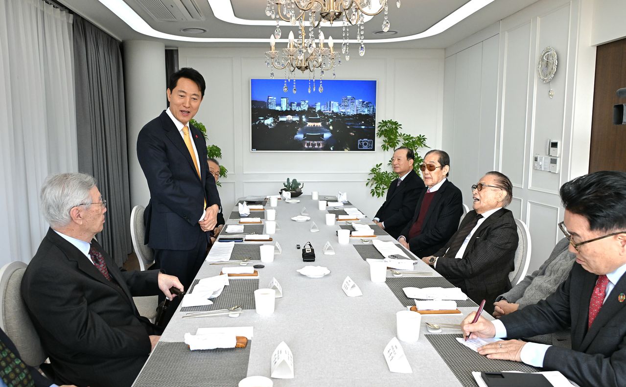 오세훈 서울시장이 12일 서울 한남동 파트너스하우스에서 국민의힘 상임고문단과 신년간담회를 하고 있다. 연합뉴스