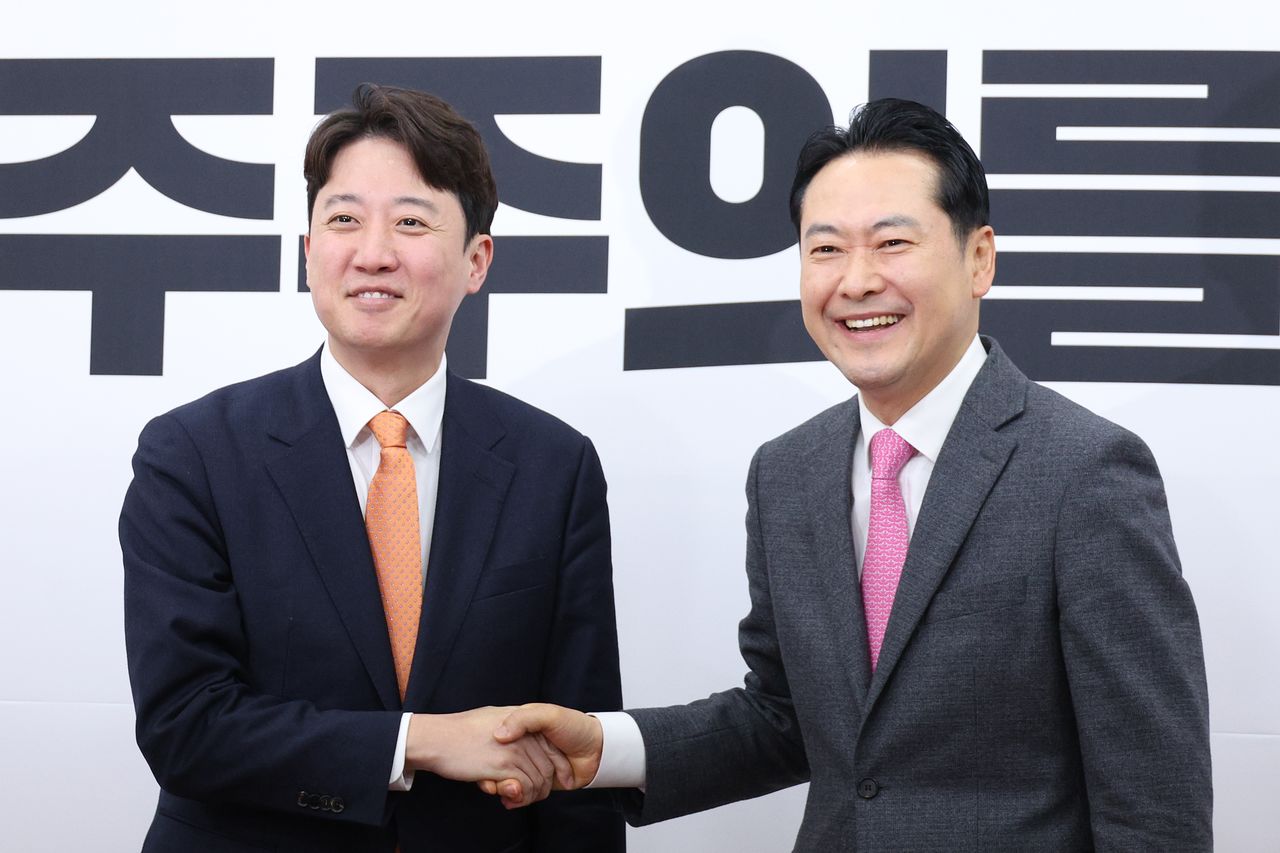 장동혁 국민의힘 대표와 이준석 개혁신당 대표가 13일 서울 여의도 국회에서 회동하고 있다. 뉴스1