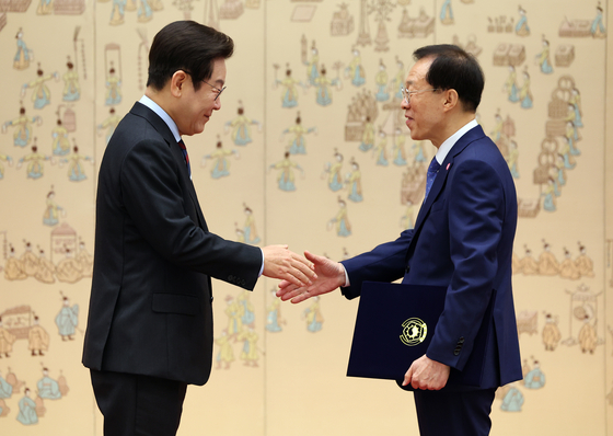 이재명 대통령이 지난해 9월 15일 용산 대통령실에서 이석연 대통령직속 국민통합위원장에게 위촉장을 수여하고 있다. 연합뉴스