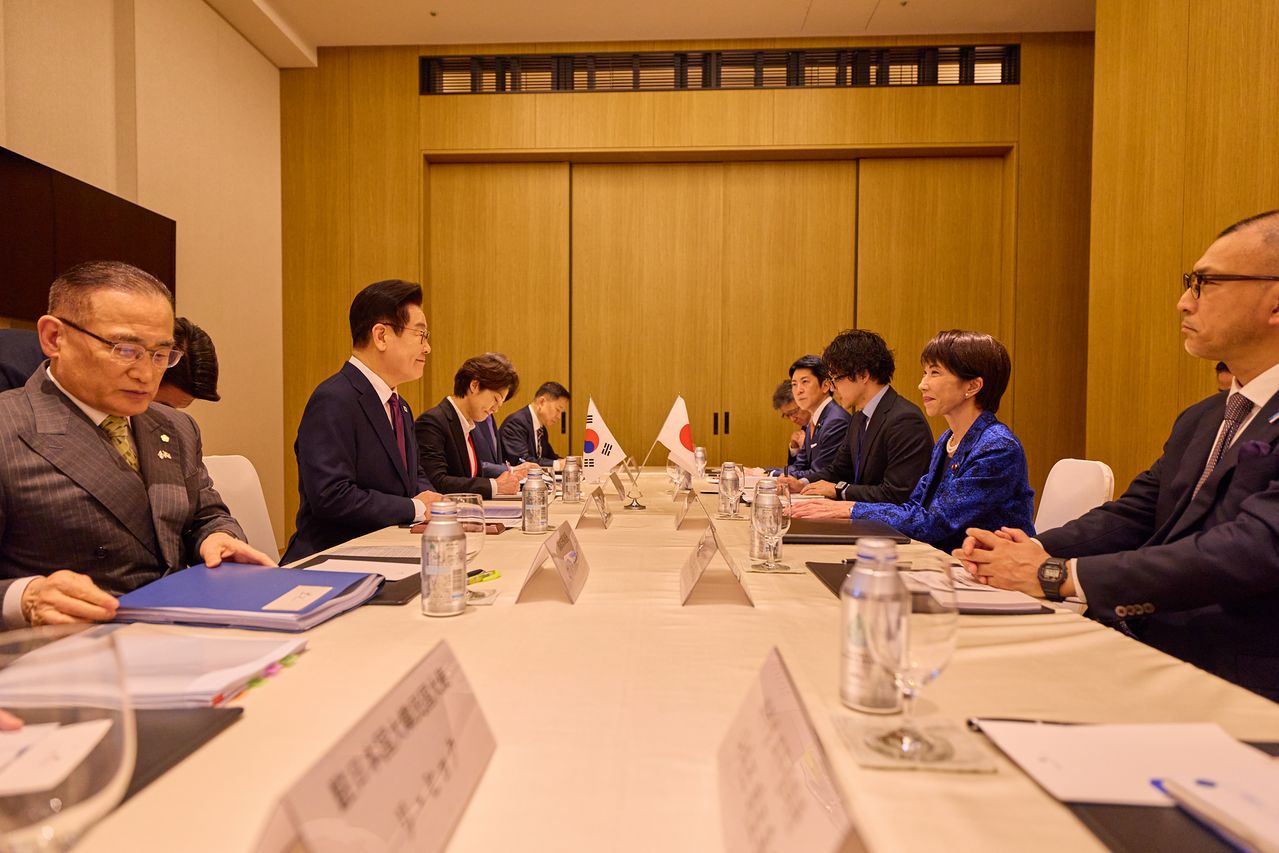 이재명 대통령과 다카이치 사나에 일본 총리가 13일 일본 나라현 회담장에서 열린 소인수회담을 하고 있다. 공동취재