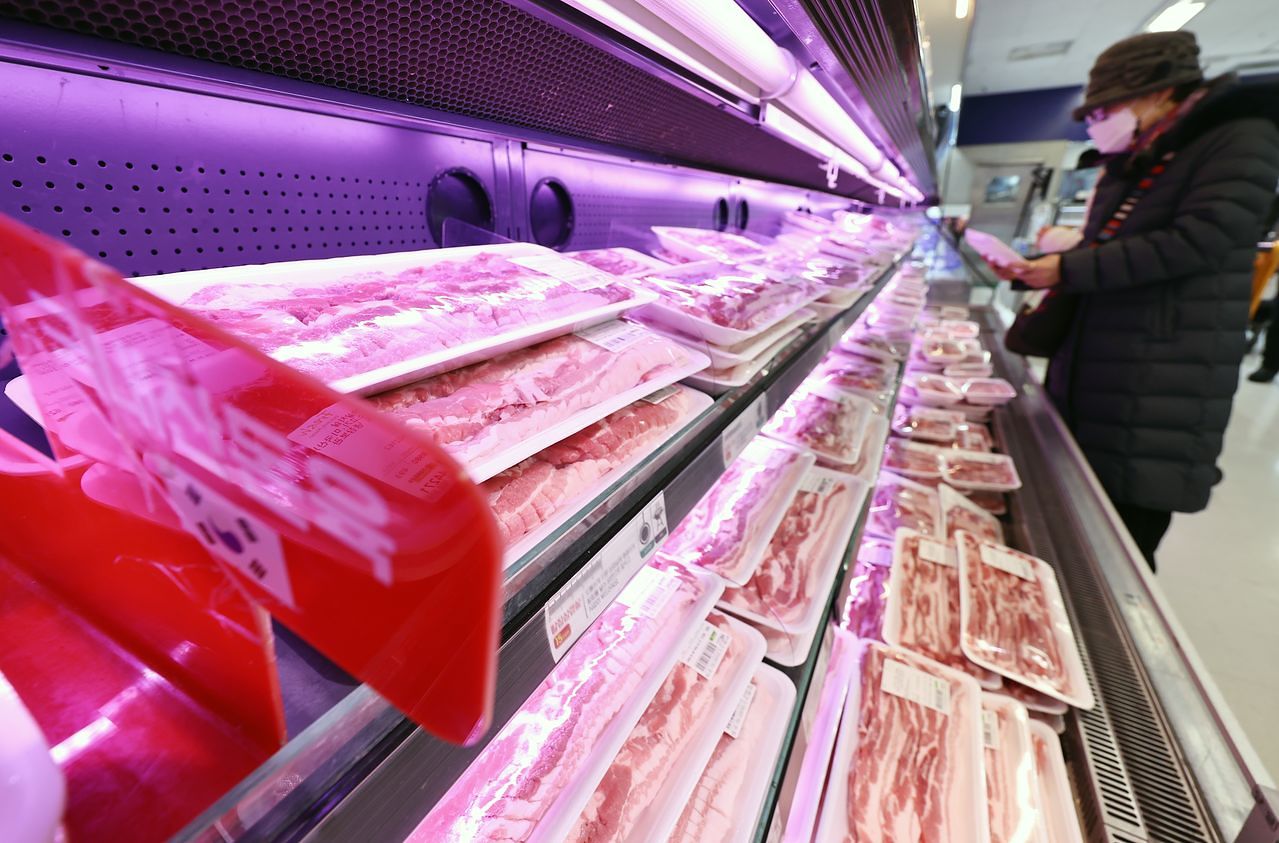 지난 9일 서울의 한 대형마트 돈육 코너에서 시민들이 장을 보고 있다. 뉴스1