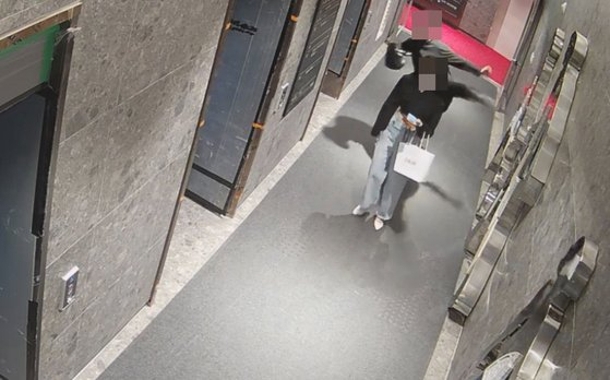 지난 2022년 5월22일 새벽 부산 부산진구 서면 오피스텔 1층 복도에서 발생한 '부산 돌려차기' 사건과 관련해 가해자 이모씨가 피해자를 발로 차고 있다. 사진 남언호 법률사무소 빈센트 변호사=뉴스1 