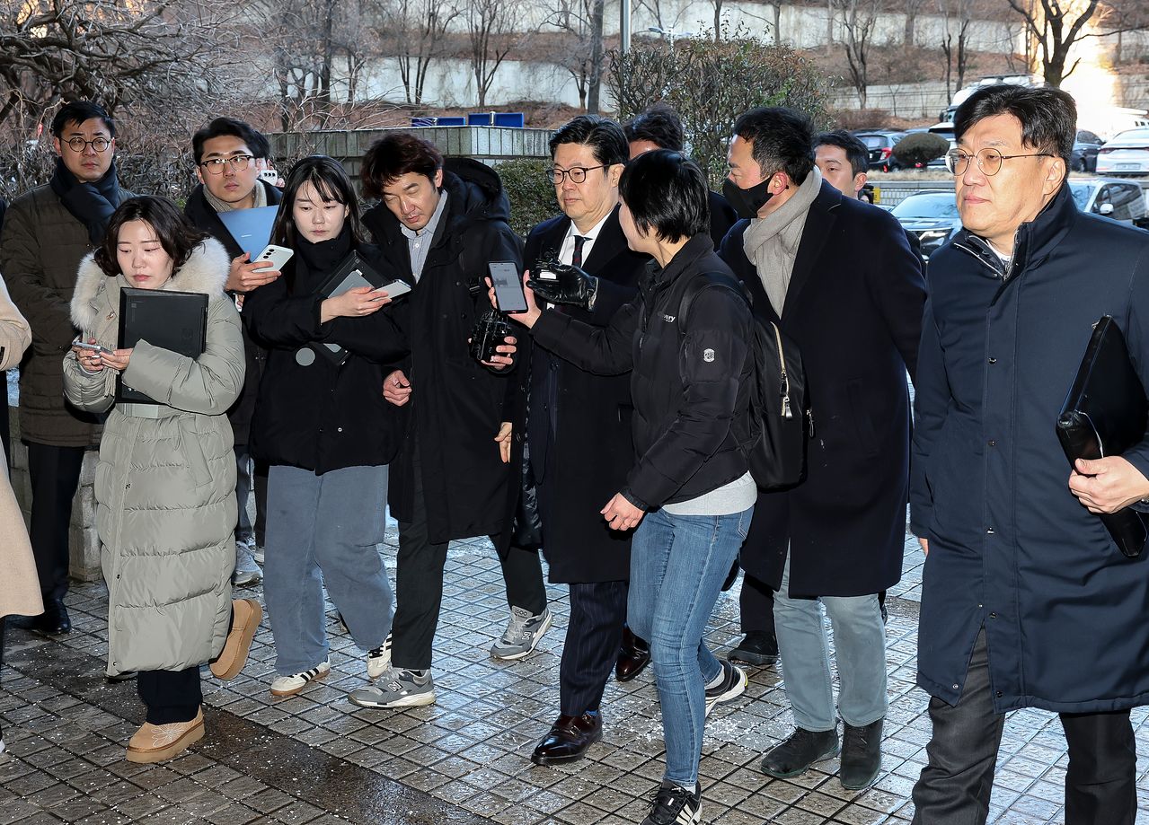 '홈플러스 사태'와 관련해 1천억원대 사기 혐의를 받는 김병주 MBK파트너스 회장이 구속 전 피의자 심문(영장실질심사)를 위해 13일 서울 서초구 서울중앙지방법원에 들어서고 있다. 공동취재단