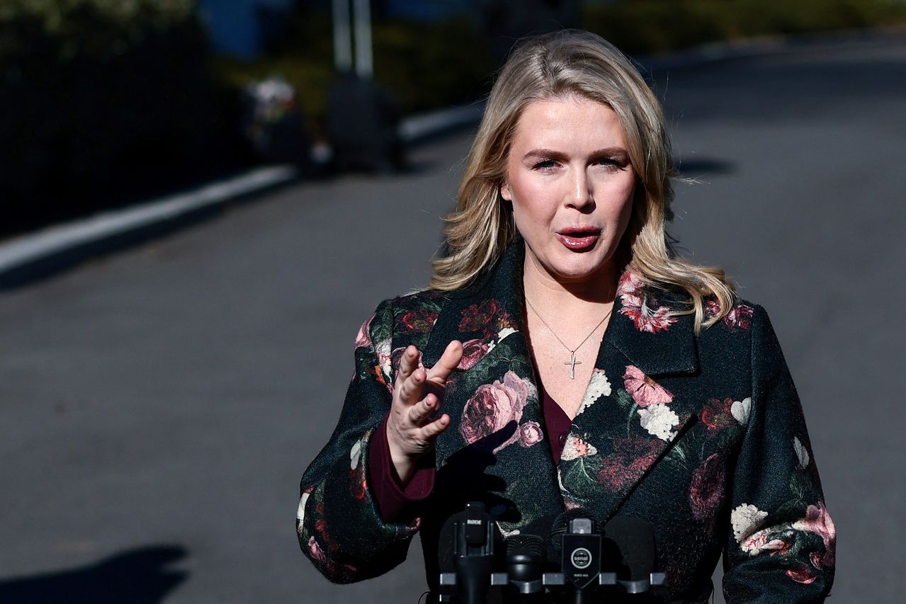 캐롤라인 레빗 미국 백악관 대변인이 12일(현지시간) 워싱턴 DC 백악관 바깥 뜰에서 취재진 질문에 답하고 있다. 로이터=연합뉴스