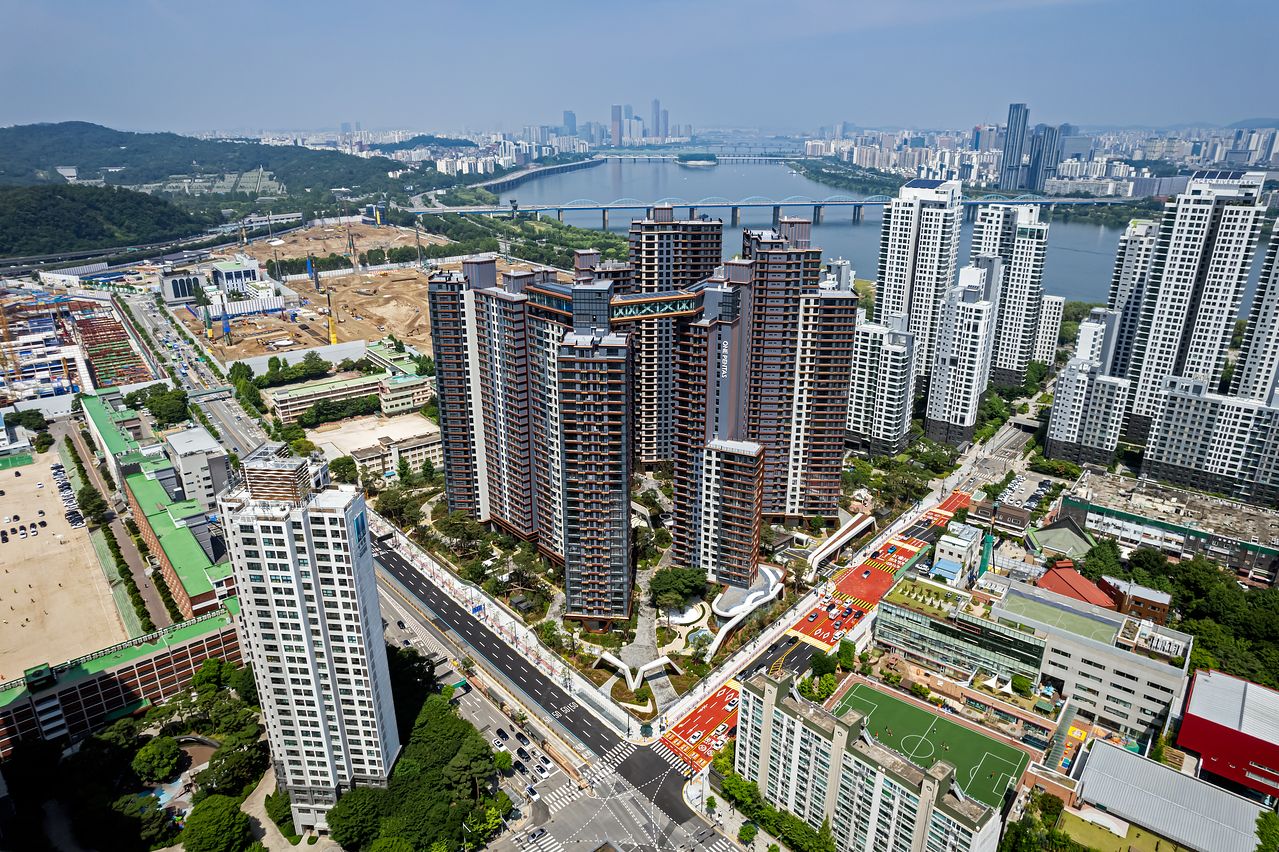 이혜훈 기획예산처 장관 후보자가 '로또' 분양받은 서울 서초구 반포동 래미안원펜타스. 이 일대는 래미안원베일리?아크로리버파크 등이 입주해 있고 반포주공1단지 재건축이 추진되는 국내 최고가 아파트촌이다. 사진 삼성물산