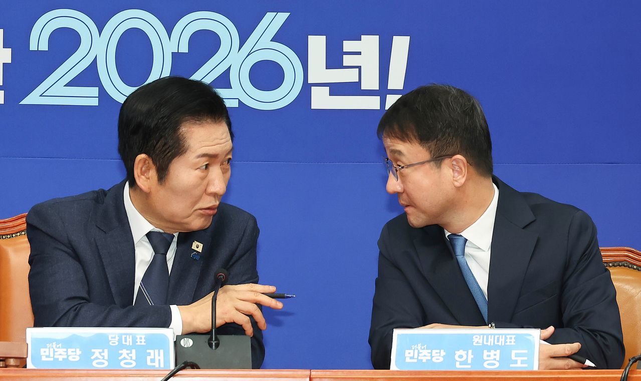 더불어민주당 정청래 대표(왼쪽)와 한병도 원내대표가 12일 국회에서 열린 최고위원회의에서 대화하고 있다. 한 원내대표는 이날 취임 후 첫 최고위원회의에서 “2차 종합특검법을 반드시 통과시켜 수사 공백을 메우고, 내란의 기획·지시·은폐 전모를 남김없이 밝혀내겠다”고 말했다. 임현동 기자