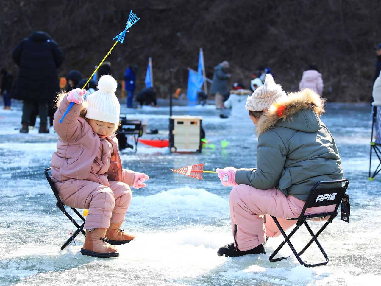 지난해 ‘영양꽁꽁겨울축제’에서 관광객들이 얼음낚시를 하고 있다. [사진 영양군]