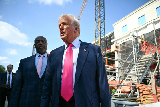 도널드 트럼프 미국 대통령이 지난해 7월 24일 워싱턴 사우스캐롤라이나주 공화당 소속 팀 스콧 상원의원(왼쪽)과 함께 연방준비제도(Fed)를 방문했다. 현직 대통령이 극도의 독립성이 요구되는 연준 청사는 방문한 것으로 19년 만의 일이었다. AFP=연합뉴스