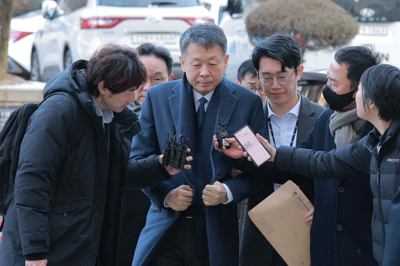 '홈플러스 사태'와 관련해 1천억원대 사기 혐의를 받는 김광일 MBK파트너스 부회장 겸 홈플러스 공동대표가 구속 전 피의자 심문(영장실질심사)를 위해 13일 서울 서초구 서울중앙지방법원에 들어서고 있다. 연합뉴스