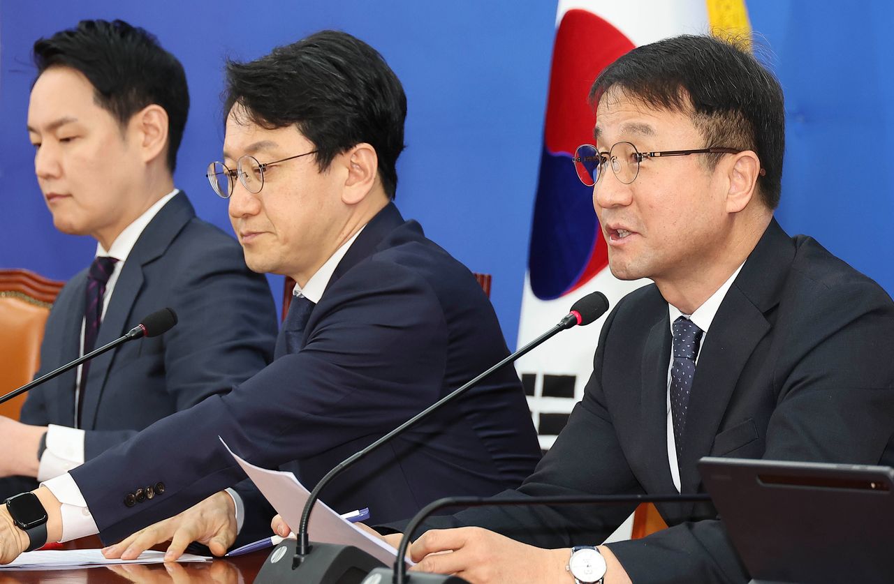 한병도 더불어민주당 원내대표(오른쪽)가 13일 국회에서 열린 첫 원내대책회의에서 발언하고 있다. 임현동 기자