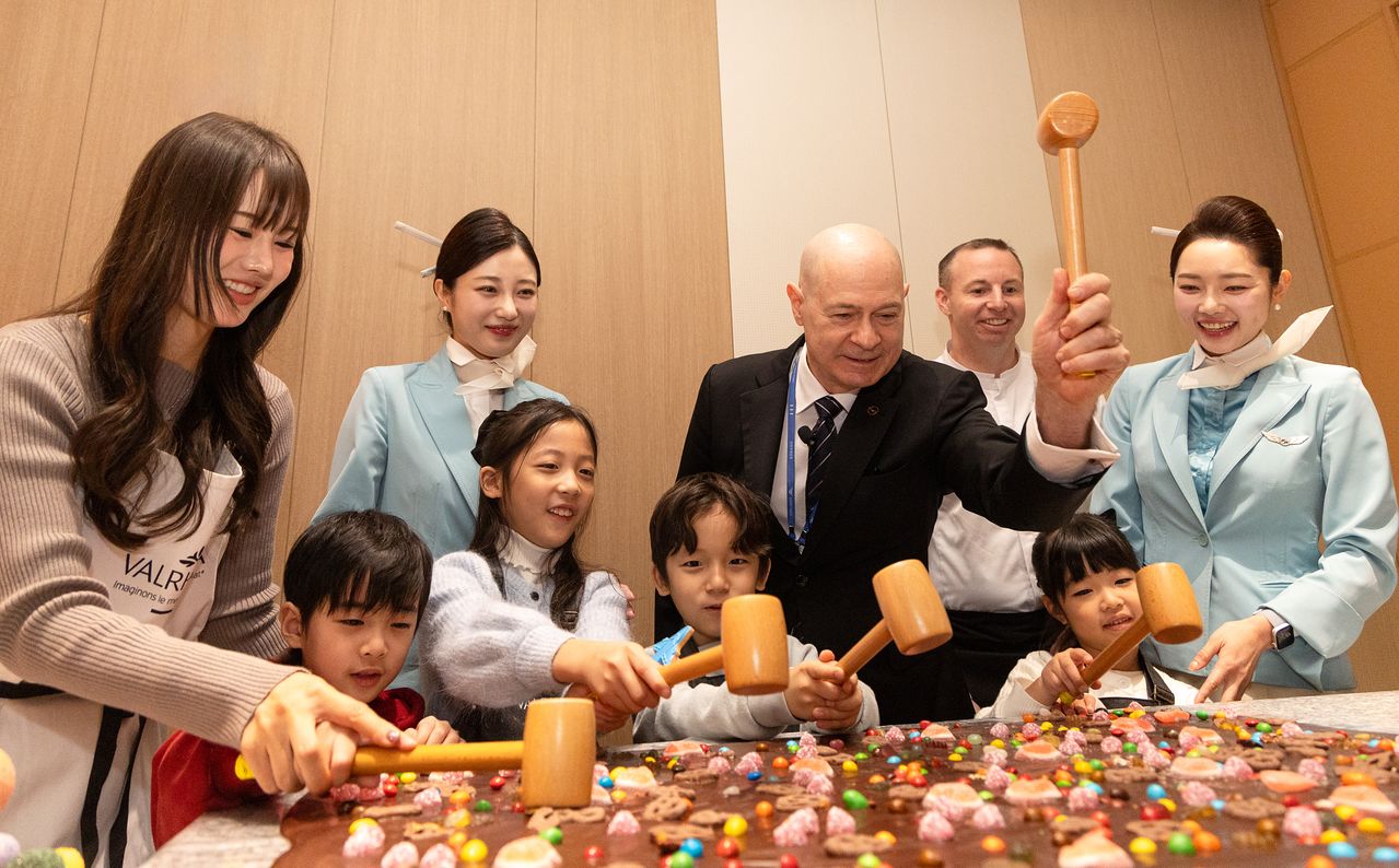 대한항공 프레스티지 동편 좌측 라운지 내 쿠킹 스튜디오(L’atelier)에서 바크 초콜릿 만들기 프로그램을 진행하는 모습. 사진 대한항공