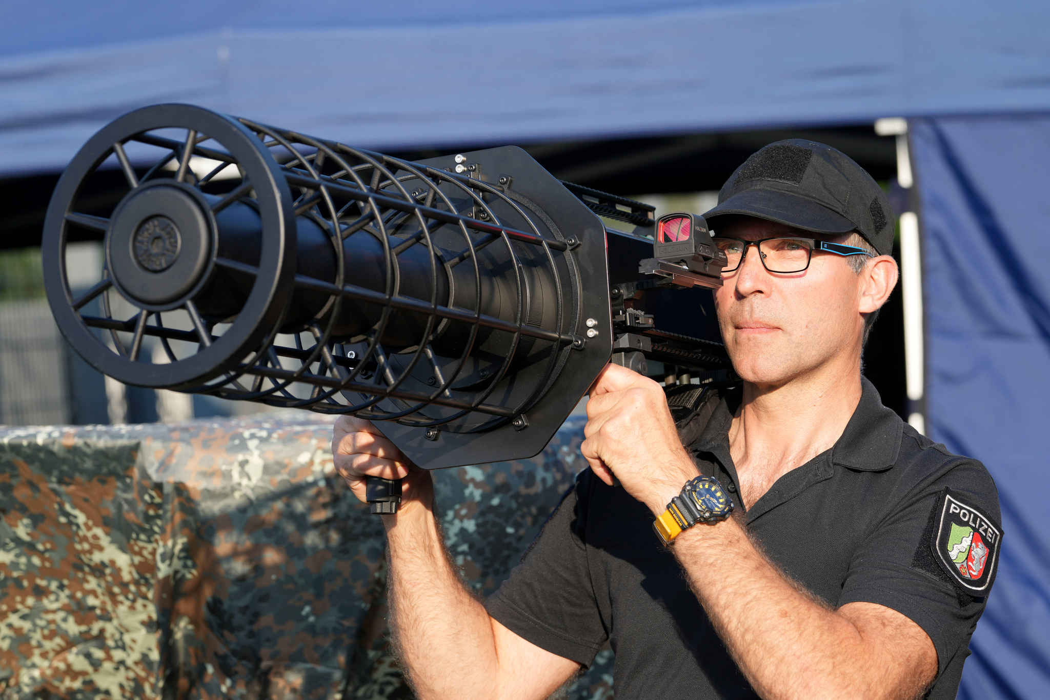 유로2024 기간 중 드론 대응 장비를 활용하는 독일 경찰. 미국은 북중미월드컵 대회 기간 중 총 11개 개최도시 경기장의 드론 대응 시스템 확보에 1600억원을 투자할 예정이다. AP=연합뉴스