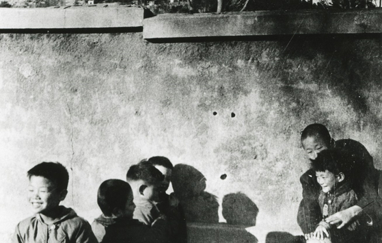 1960년 3ㆍ15의거 당시 옛 경남 마산시(현 창원시) 무학초등학교 담장에 난 총탄 자국. [사진 3ㆍ15의거기념사업회]