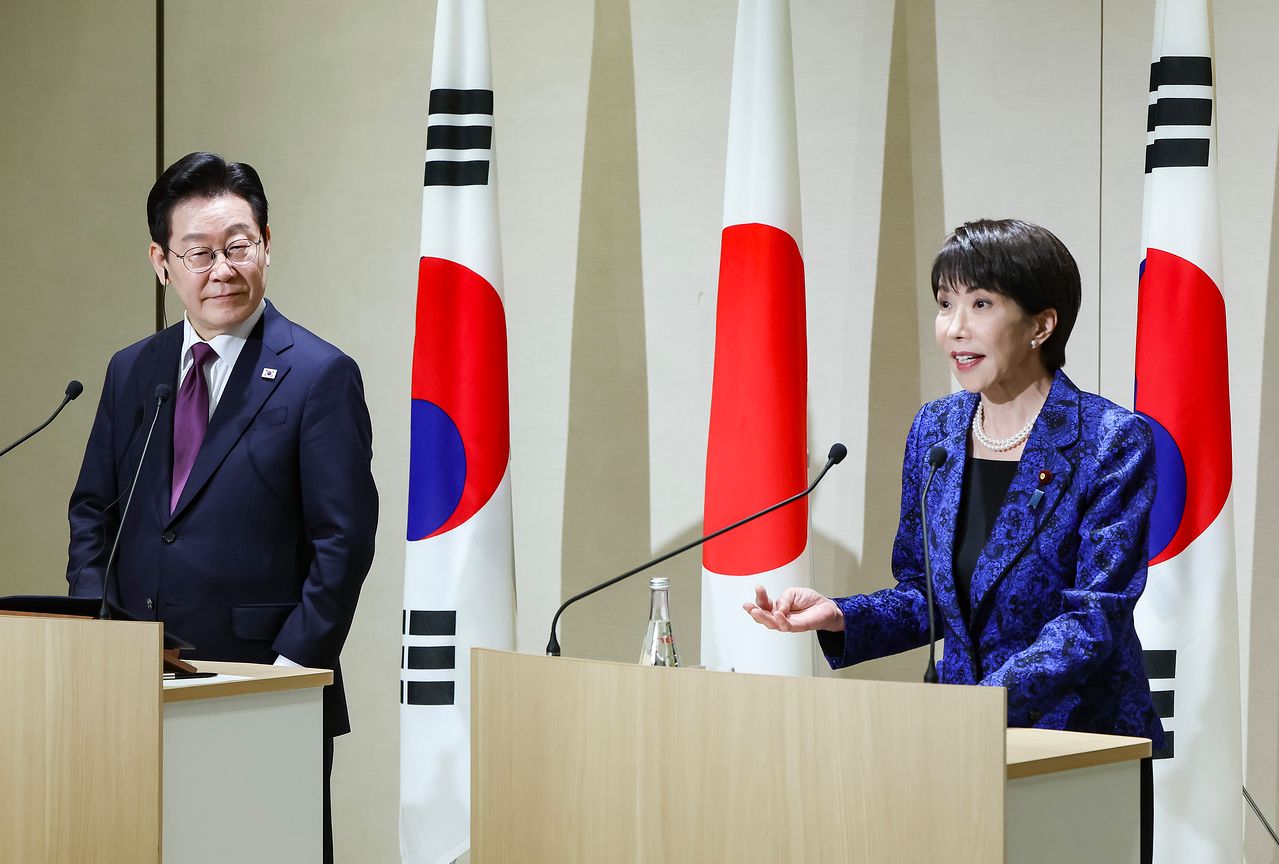 이재명 대통령과 다카이치 사나에 일본 총리가 13일 일본 나라현 회담장에서 공동언론발표를 하고 있다. 청와대사진기자단