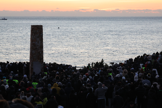 1일 오전 한반도 육지에서 해가 가장 먼저 뜨는 울산시 울주군 서생면 간절곶에서 해맞이객들이 2026년 첫 일출을 기다리고 있다. 연합뉴스