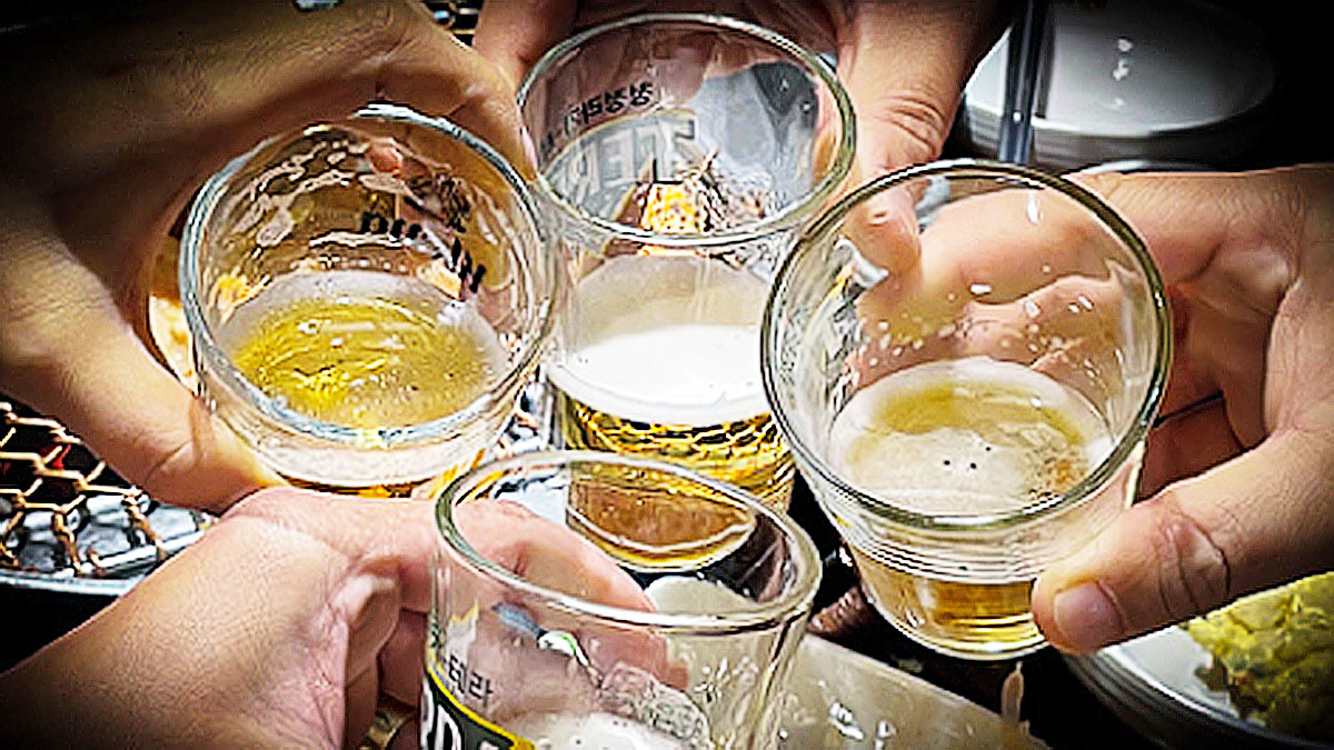 술잔을 부딪히며 건배하는 모습. 중앙포토