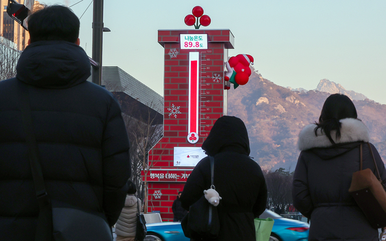 서울 광화문광장에 설치된 사랑의 온도탑 나눔온도가 89.8도를 가리키고 있다. 사랑의열매 사회복지공동모금회 '희망2026나눔캠페인'의 올해 목표 모금액은 4500억 원으로 1%가 쌓일 때마다 온도탑 온도가 1도씩 올라가며 내년 1월 31일까지 진행된다. 뉴스1