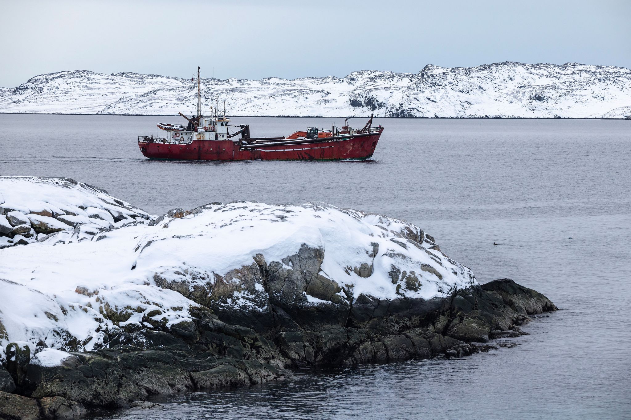 13일(현지시간) 그린란드 누크 항구 밖을 한 선박이 항해하고 있다. 로이터=연합뉴스
