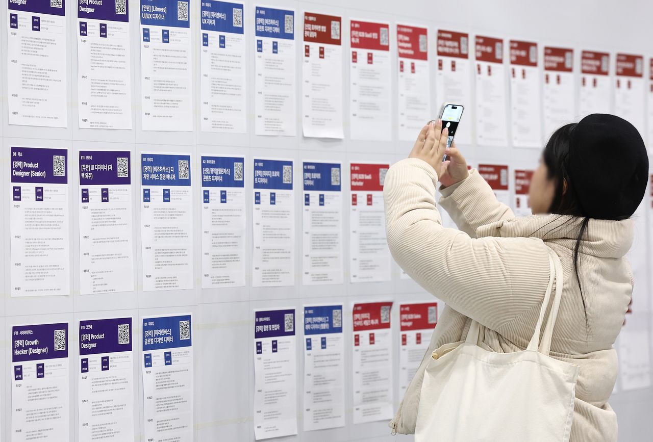11일 서울 강남구 코엑스에서 열린 '2026 스타트업 채용박람회'를 찾은 구직자가 채용공고 게시대를 살펴보고 있다. 연합뉴스