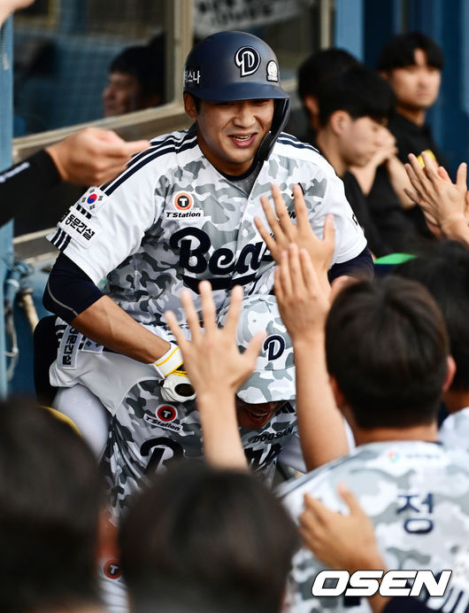 [OSEN=잠실, 지형준 기자] 6일 오후 서울 잠실구장에서 ‘2025 신한 SOL Bank KBO리그’ 두산 베어스와 롯데 자이언츠의 경기가 열렸다.이날 두산은 잭로그, 롯데는 나균안을 선발로 내세웠다.2회말 1사에서 두산 김대한이 좌월 솔로포를 날리며 어부바 세리머니를 하고 있다. 2025.06.06 /jpnews@osen.co.kr