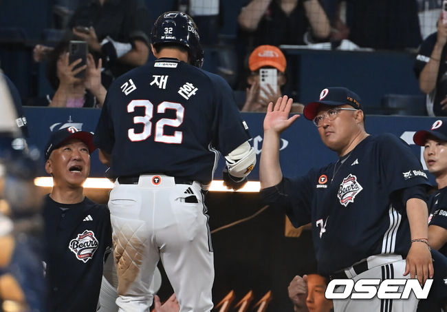 [OSEN=창원, 이석우 기자] 5일 창원NC파크에서 2025 신한 SOL 뱅크 KBO 리그 NC 다이노스와 두산 베어스의 경기가 열렸다. 홈팀 NC는 로건이, 방문팀 두산은 잭로그가 선발 출전했다. 두산 베어스 김재환이 연장 10회초 1사 3루 우월 2점 홈런을 치고 하이파이브를 하고 있다. 2025.09.05 / foto0307@osen.co.kr