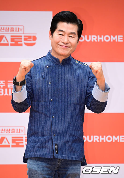 [OSEN=김성락 기자] 27일 오후 서울 영등포구 KBS 아트홀에서 KBS 2TV ‘신상출시 편스토랑’ 기자간담회가 열렸다. ‘신상출시 편스토랑’은 미식가 스타들의 먹고 사는 일상을 관찰하고 그들의 레시피를 함께 공유하는 프로그램이다. 메뉴 대결에서 승리하는 메뉴는 우승자 발표 후 바로 신상 메뉴로 출시되며, 수익금 기부를 통해 선한 영향력을 쌓는다. 이연복 셰프가 포즈를 취하고 있다. 2025.03.27 / ksl0919@osen.co.kr