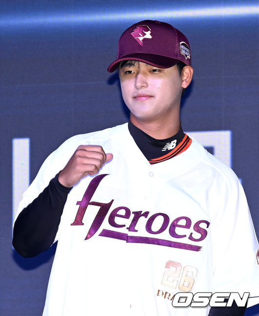 [OSEN=이대선 기자] 17일 오후 7일 오후 서울 롯데호텔 월드에서 ‘2026 KBO 신인 드래프트’가 열렸다.이번 드래프트는 전면 드래프트 방식으로 총 11라운드에 걸쳐 진행된다. 대상자는 총 1천261명으로, 고등학교 졸업 예정자 930명, 대학교 졸업 예정자 216명, 얼리 드래프트 신청자 51명, 해외 아마추어·프로 출신 선수 19명이다. 이 중 최대 110명이 KBO 10개 구단의 부름을 받게 된다.키움에 지명된 북일고 박준현이 기념촬영을 하고 있다. 2025.09.17 /sunday@osen.co.kr