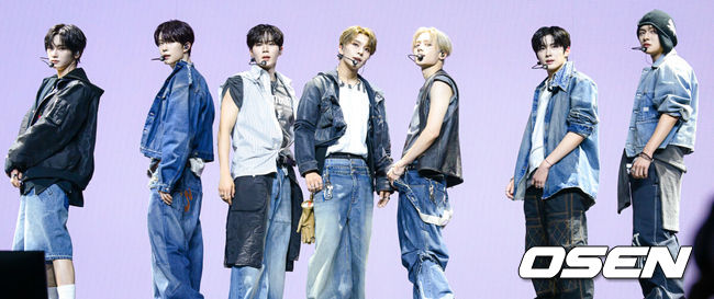 [OSEN=조은정 기자] 알파드라이브원 미니 1집 ‘EUPHORIA’ 발매 기념 미디어 쇼케이스가 12일 서울 용산구 블루스퀘어에서 열렸다.알파드라이브원의 데뷔 앨범인 미니 1집 ‘EUPHORIA’에는 선공개곡 ‘FORMULA’(포뮬러)와 타이틀곡 ‘FREAK ALARM’(프릭 알람)을 비롯해 ‘Raw Flame’(로우 플레임), ‘Chains’(체인스), ‘Never Been 2 Heaven’(네버 빈 투 헤븐), ‘Cinnamon Shake’(시나몬 셰이크)까지 총 6곡이 수록됐다.알파드라이브원이 무대를 선보이고 있다. 2026.01.12 /cej@osen.co.kr