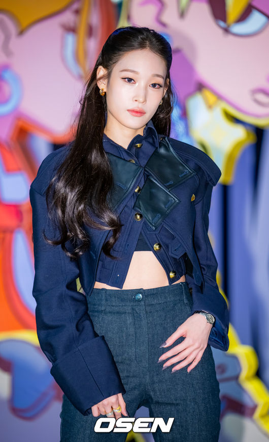 [OSEN=민경훈 기자] 8일 오전 서울 성동구 에스팩토리에서 올데이 프로젝트 1st EP 'ALLDAY PROJECT' 발매 기념 팝업 스토어 오픈 이벤트 포토콜이 열렸다.이 자리에는 올데이 프로젝트(ALLDAY PROJECT)의 멤버 애니, 타잔, 베일리, 우찬, 영서가 참석했다.올데이 프로젝트 애니가 입장하며 포즈를 취하고 있다. 2025.12.08 /rumi@osen.co.kr