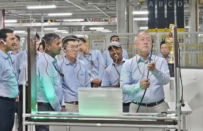 현대차그룹 정의선 회장이 기아 인도 아난타푸르공장 생산 라인에 설치된 신입사원 교육훈련 장비를 점검하고 있다.