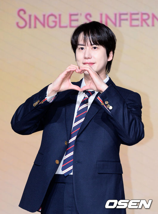 [OSEN=이대선 기자] 14일 서울 마포구 호텔 나루 서울 엠갤러리에서 넷플릭스 '솔로지옥' 시즌5 제작발표회가 열렸다.'솔로지옥'은 커플이 되어야만 나갈 수 있는 외딴 섬, ‘지옥도’에서 펼쳐질 솔로들의 솔직하고 화끈한 데이팅 리얼리티쇼로 오는 1월 20일(화) 오직 넷플릭스에서 만날 수 있다.가수 규현이 포토타임을 가지고 있다. 2026.01.14 /sunday@osen.co.kr