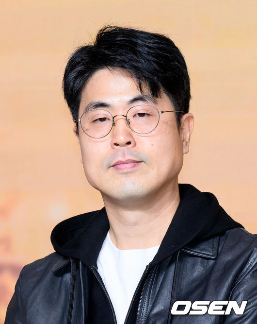 [OSEN=이대선 기자] 14일 서울 마포구 호텔 나루 서울 엠갤러리에서 넷플릭스 '솔로지옥' 시즌5 제작발표회가 열렸다.'솔로지옥'은 커플이 되어야만 나갈 수 있는 외딴 섬, ‘지옥도’에서 펼쳐질 솔로들의 솔직하고 화끈한 데이팅 리얼리티쇼로 오는 1월 20일(화) 오직 넷플릭스에서 만날 수 있다.김재원 PD가 취재진의 질문을 듣고 있다. 2026.01.14 /sunday@osen.co.kr