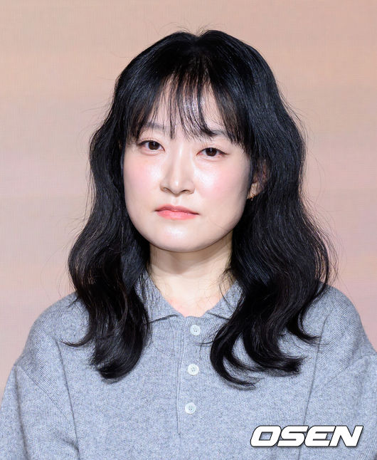 [OSEN=이대선 기자] 14일 서울 마포구 호텔 나루 서울 엠갤러리에서 넷플릭스 '솔로지옥' 시즌5 제작발표회가 열렸다.'솔로지옥'은 커플이 되어야만 나갈 수 있는 외딴 섬, ‘지옥도’에서 펼쳐질 솔로들의 솔직하고 화끈한 데이팅 리얼리티쇼로 오는 1월 20일(화) 오직 넷플릭스에서 만날 수 있다.박수지 PD가 취재진의 질문을 듣고 있다. 2026.01.14 /sunday@osen.co.kr
