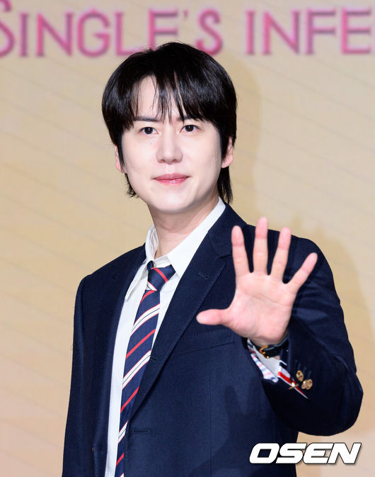 [OSEN=이대선 기자] 14일 서울 마포구 호텔 나루 서울 엠갤러리에서 넷플릭스 '솔로지옥' 시즌5 제작발표회가 열렸다.'솔로지옥'은 커플이 되어야만 나갈 수 있는 외딴 섬, ‘지옥도’에서 펼쳐질 솔로들의 솔직하고 화끈한 데이팅 리얼리티쇼로 오는 1월 20일(화) 오직 넷플릭스에서 만날 수 있다.가수 규현이 포토타임을 가지고 있다. 2026.01.14 /sunday@osen.co.kr