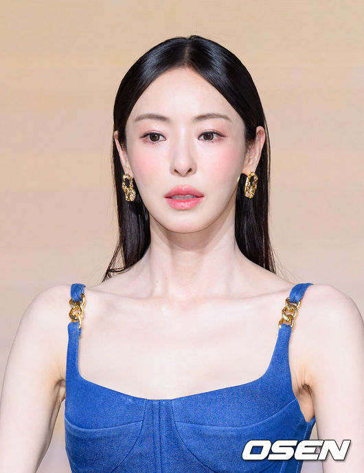 [OSEN=이대선 기자] 14일 서울 마포구 호텔 나루 서울 엠갤러리에서 넷플릭스 '솔로지옥' 시즌5 제작발표회가 열렸다.'솔로지옥'은 커플이 되어야만 나갈 수 있는 외딴 섬, ‘지옥도’에서 펼쳐질 솔로들의 솔직하고 화끈한 데이팅 리얼리티쇼로 오는 1월 20일(화) 오직 넷플릭스에서 만날 수 있다.배우 이다희가 취재진의 질문을 듣고 있다. 2026.01.14 /sunday@osen.co.kr