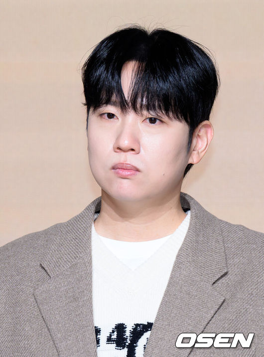 [OSEN=이대선 기자] 14일 서울 마포구 호텔 나루 서울 엠갤러리에서 넷플릭스 '솔로지옥' 시즌5 제작발표회가 열렸다.'솔로지옥'은 커플이 되어야만 나갈 수 있는 외딴 섬, ‘지옥도’에서 펼쳐질 솔로들의 솔직하고 화끈한 데이팅 리얼리티쇼로 오는 1월 20일(화) 오직 넷플릭스에서 만날 수 있다.가수 한해가 취재진의 질문을 듣고 있다. 2026.01.14 /sunday@osen.co.kr