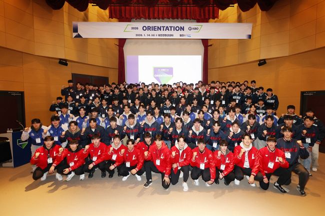 이대호는 14일 대전컨벤션센터에서 열린 2026 KBO 신인 오리엔테이션에서 신인 130명을 대상으로 커리어 관리 방법, 프로선수로서 갖춰야 할 자세에 대해 강연했다. KBO 제공