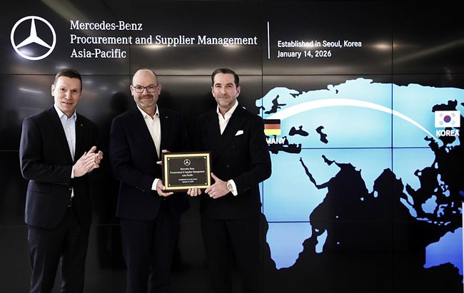 마티아스 바이틀 메르세데스-벤츠 코리아 대표이사,요르그 부르저 메르세데스-벤츠 그룹AG최고기술책임자,슈테펜 마우어스베르거 아태지역 구매 및 협력사 품질관리 부사장(왼쪽부터)이14일 열린 메르세데스-벤츠 아태지역 구매 및 협력사 품질관리 조직 출범 행사에서 기념 촬영을 하고 있다.