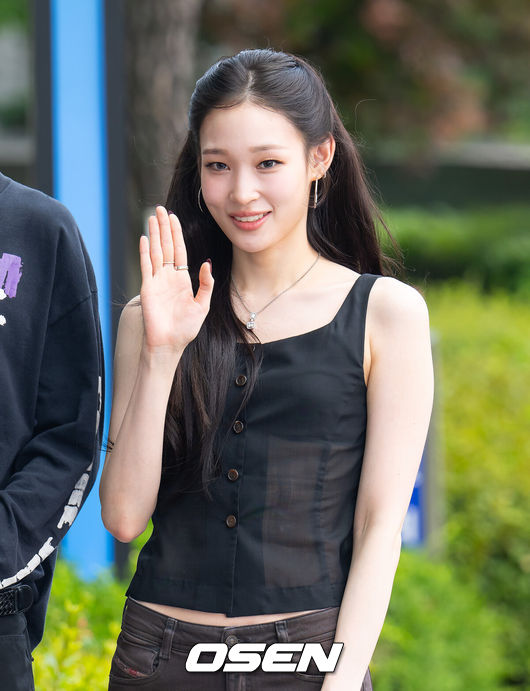 [OSEN=김성락 기자] 8일 오후 서울 마포구 MBC에서 라디오 ‘정오의 희망곡 김신영입니다’ 생방송이 진행됐다. 이날 라디오에는 그룹 올데이프로젝트(ALLDAY PROJECT)가 출연했다. 올데이프로젝트 애니가 포즈를 취하고 있다. 2025.07.08 / ksl0919@osen.co.kr  