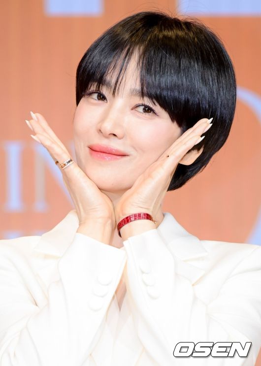 [OSEN=조은정 기자]14일 오전 서울 삼성동 웨스틴 서울 파르나스 에서 글로벌 메디컬 에스테틱 브랜드의 아시아퍼시픽 앰배서더 및 캠페인 공개 행사가 열렸다.  송혜교는 최근 넷플릭스 시리즈 '천천히 강렬하게' 촬영을 마쳤다. '천천히 강렬하게'는 야만과 폭력이 판치던 1960~80년대 한국 연예계를 배경으로, 가진 건 없지만 빛나는 성공을 꿈꾸며 온몸을 던졌던 이들의 성장 스토리를 그린 이야기.  배우 송혜교가 포즈를 취하고 있다. 2026.01.14 /cej@osen.co.kr